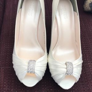BRAND NEW David’s Bridal Ivory Heels Size 9W